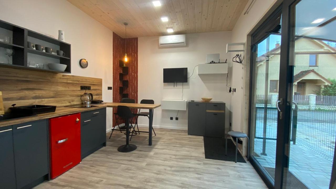 Tiny House Apartment ปาร์ดูบิตเซ ภายนอก รูปภาพ